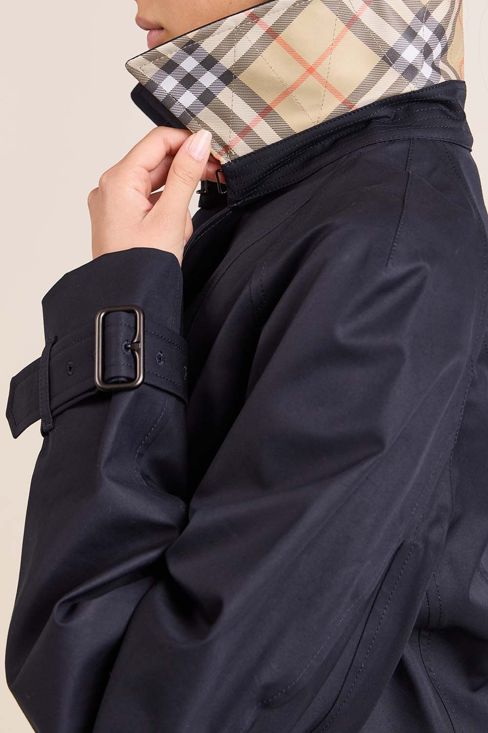 תמונת תקריב דוגמן של מעיל טרנץ' קרופ