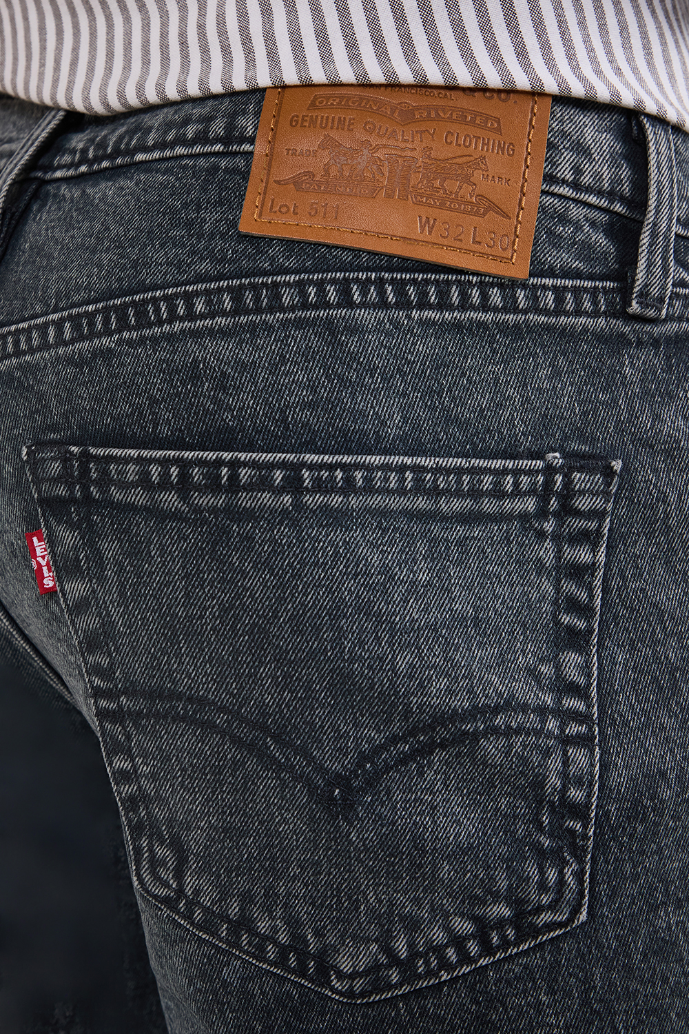 תמונת תקריב דוגמן של מכנסי ג'ינס סלים פיט 511