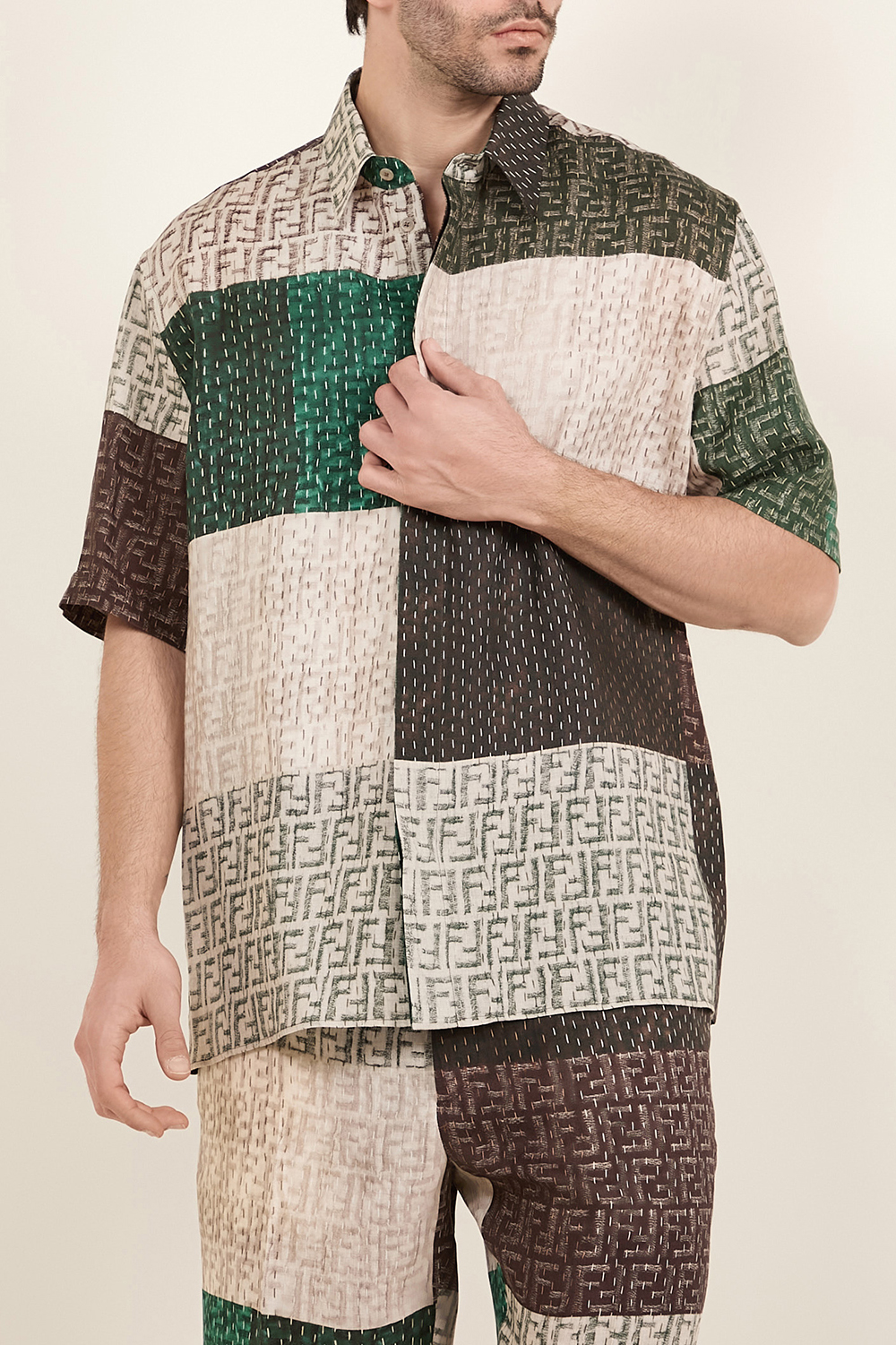 תמונת דוגמן קידמית של חולצה מכופתרת פאטצ'וורק