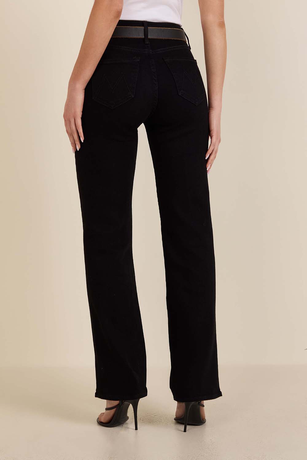 תמונת דוגמן אחורית של מכנסי ג'ינס בגזרה גבוהה