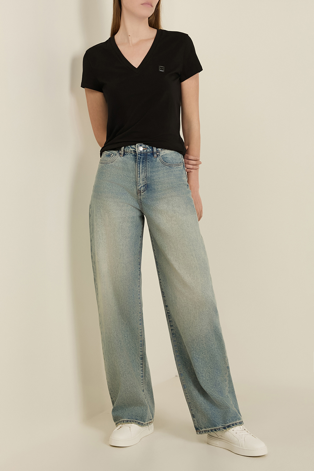 תמונת דוגמן קידמית של נעלי סניקרס