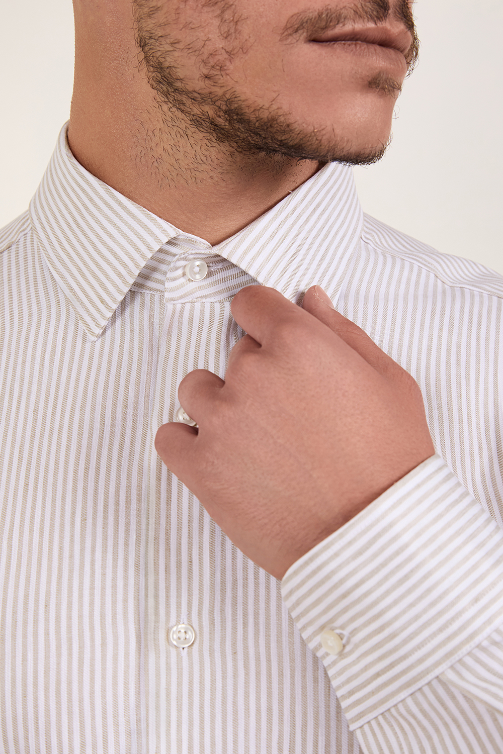 תמונת תקריב דוגמן של חולצה מכופתרת