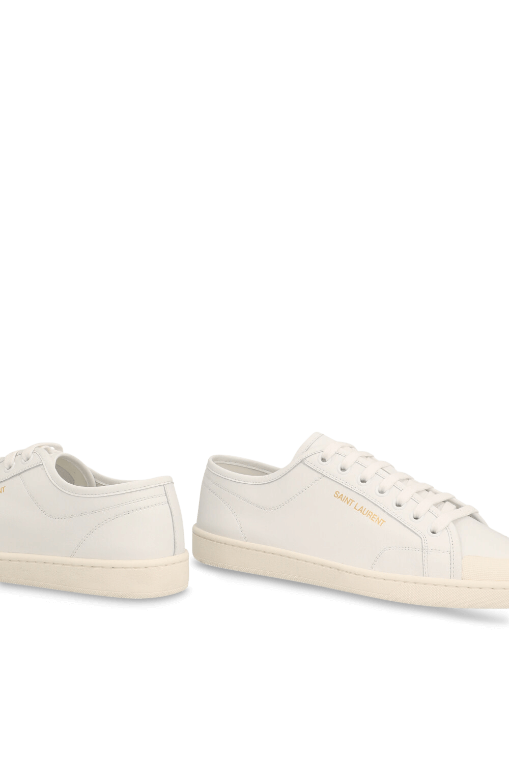 תמונת תקריב של נעלי סניקרס