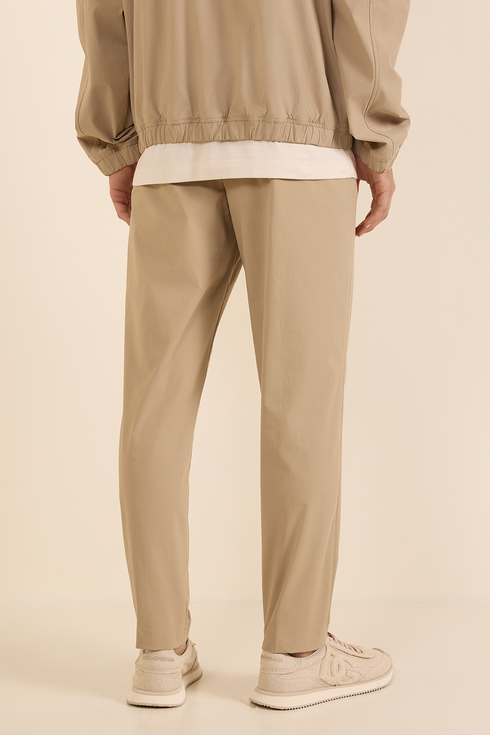 תמונת דוגמן אחורית של מכנסיים ארוכים