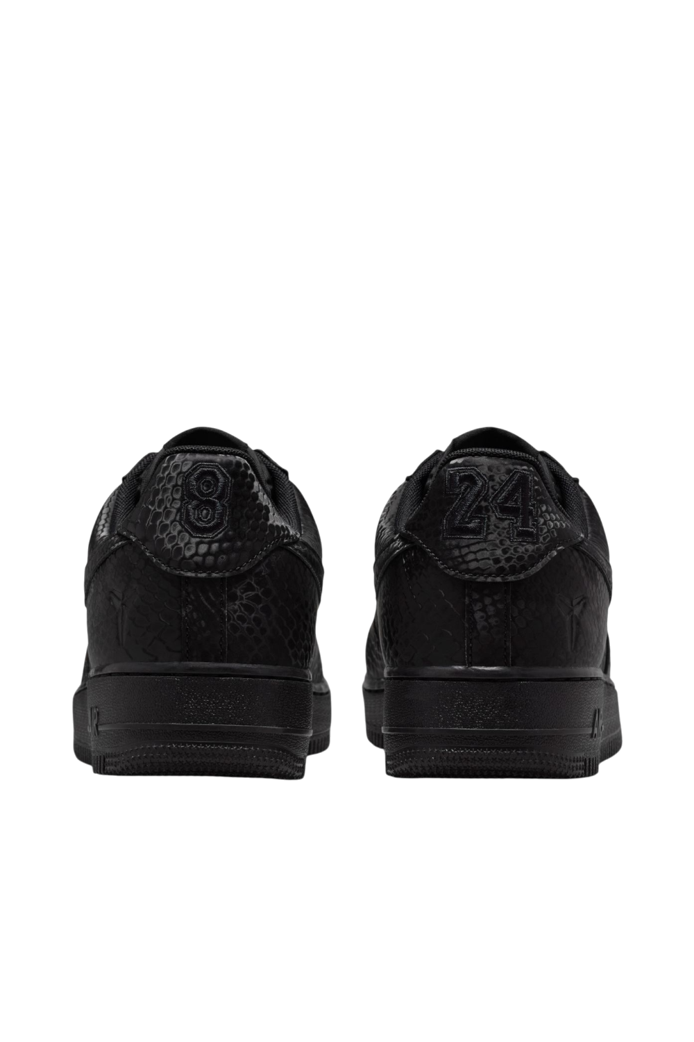 תמונת תקריב של נעלי סניקרס אייר פורס 1 07' קוב