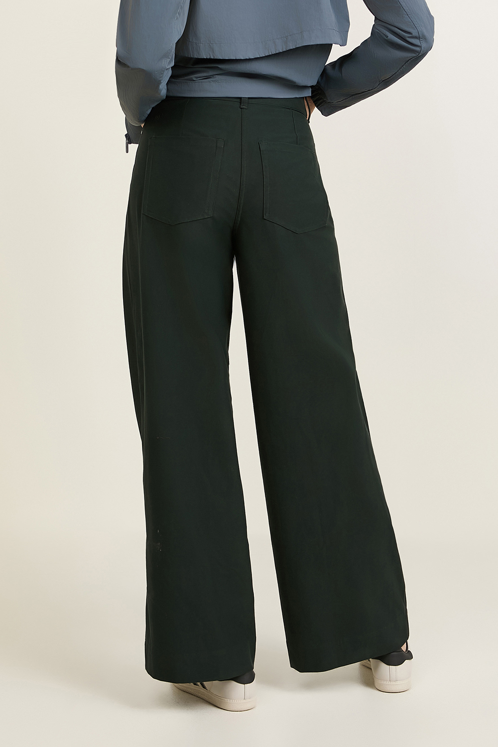 תמונת דוגמן אחורית של City Sleek Utilitech Extra-Wide-Leg Pant *Regular