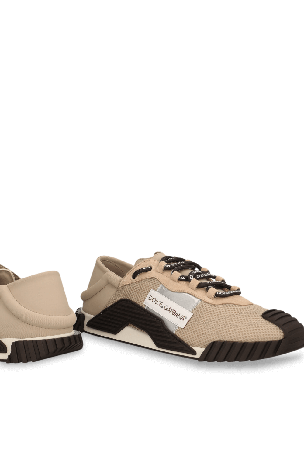 תמונת תקריב של נעלי סניקרס NS1