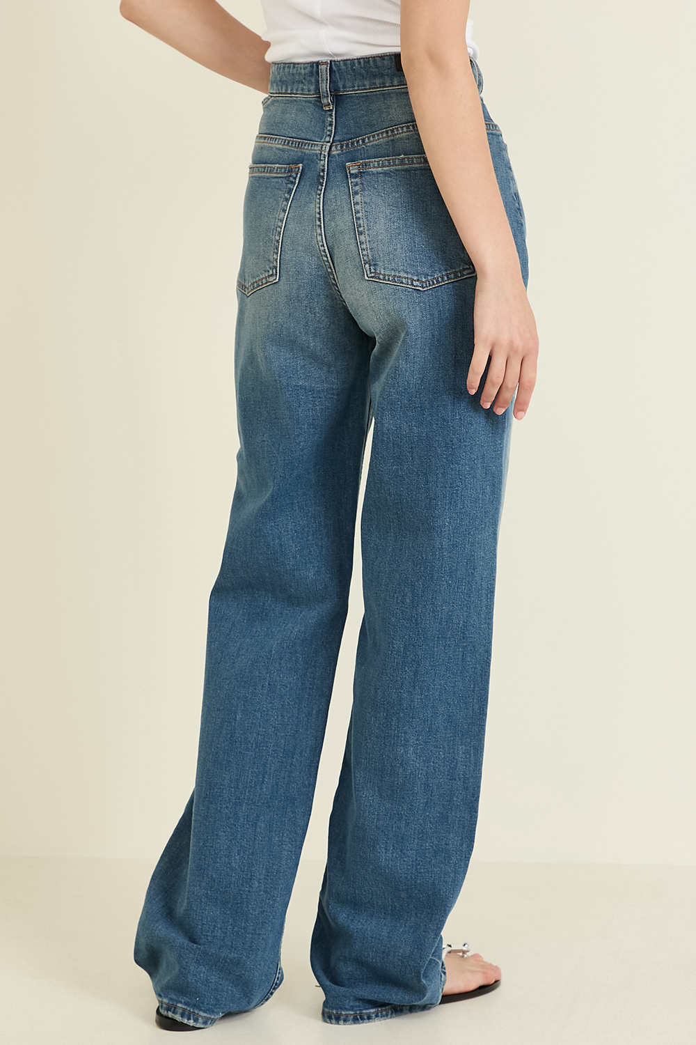 תמונת דוגמן אחורית של מכנסי ג'ינס קאט-אאוט