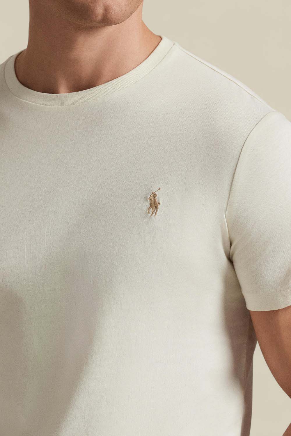 תמונת תקריב דוגמן של חולצת טי מכותנה