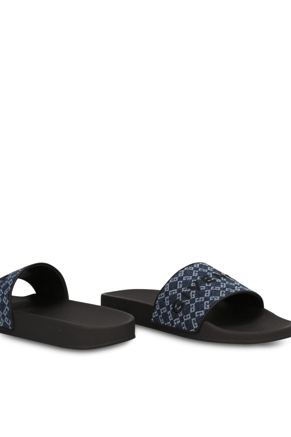 תמונת תקריב של כפכפי סליידס