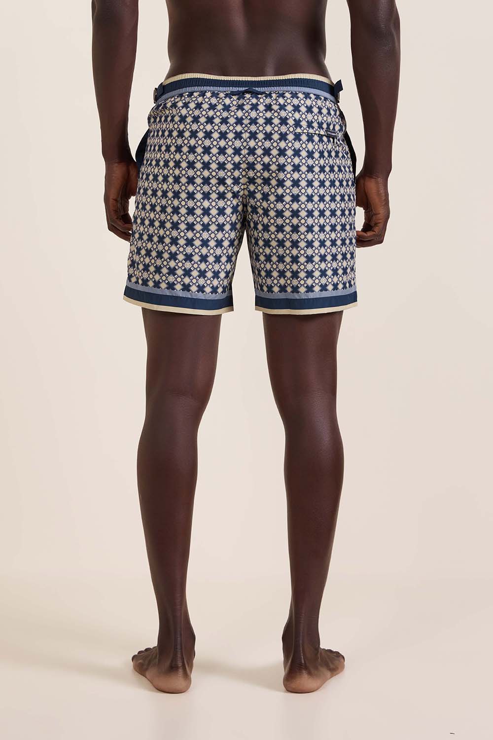 תמונת דוגמן אחורית של מכנסי שחייה