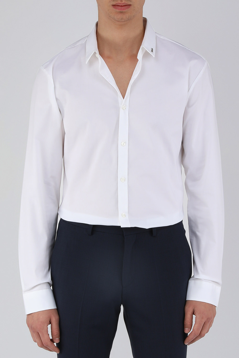 תמונת דוגמן קידמית של חולצה מכופתרת עם לוגו מטאלי