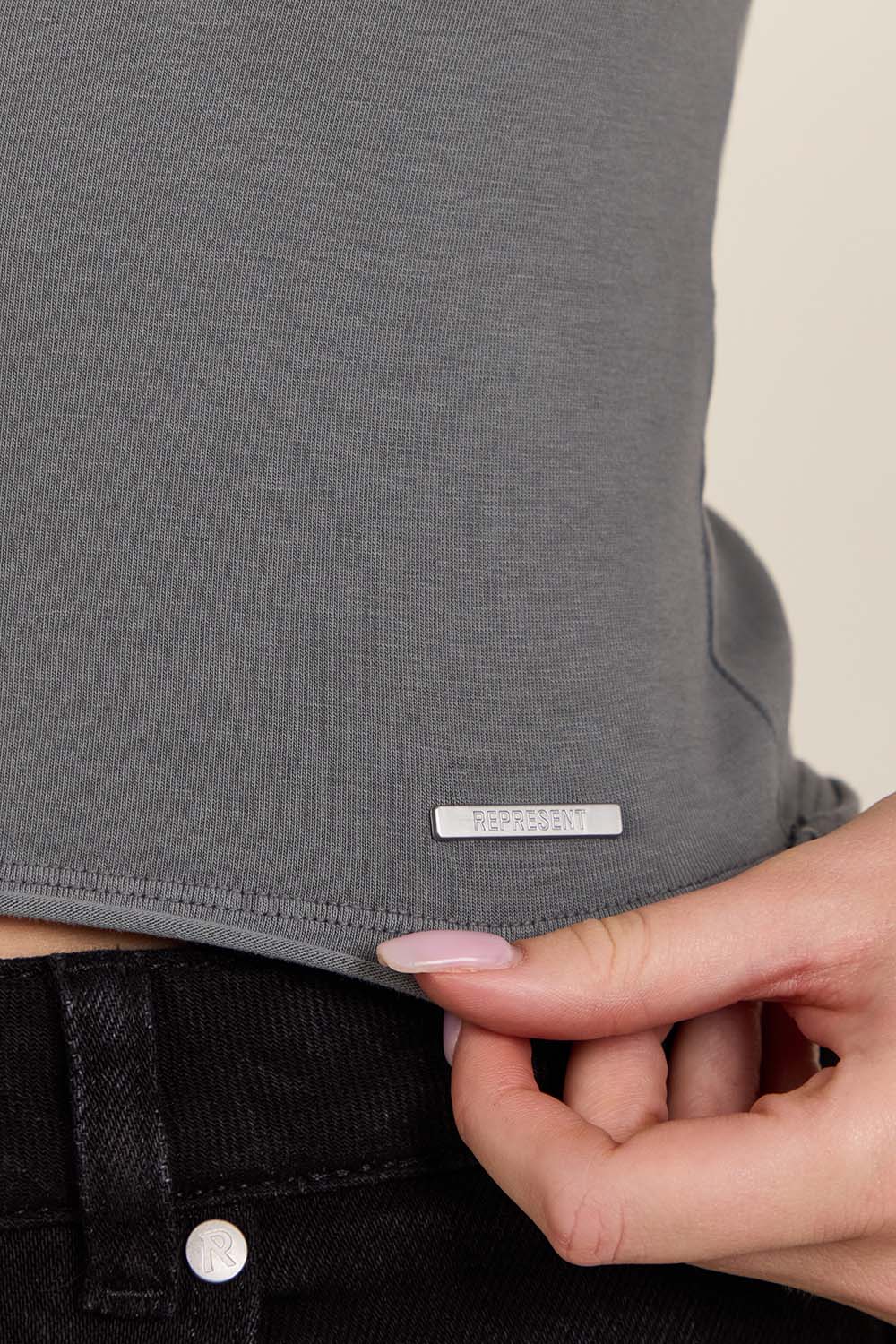 תמונת תקריב דוגמן של חולצת בייבי טי