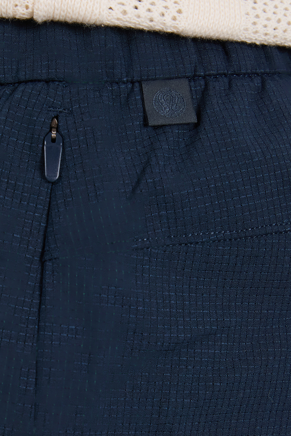 תמונת תקריב דוגמן של ABC Pull On Short 7 WovenAir