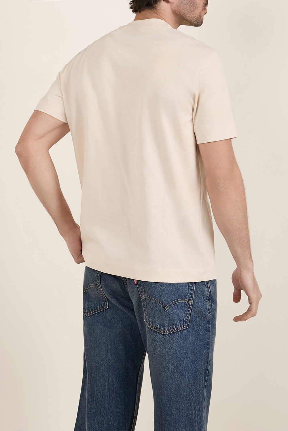 תמונת דוגמן אחורית של חולצת טי