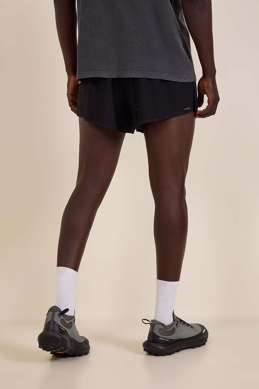 תמונת דוגמן אחורית של מכנסי ריצה קצרים ספייס או 2.5