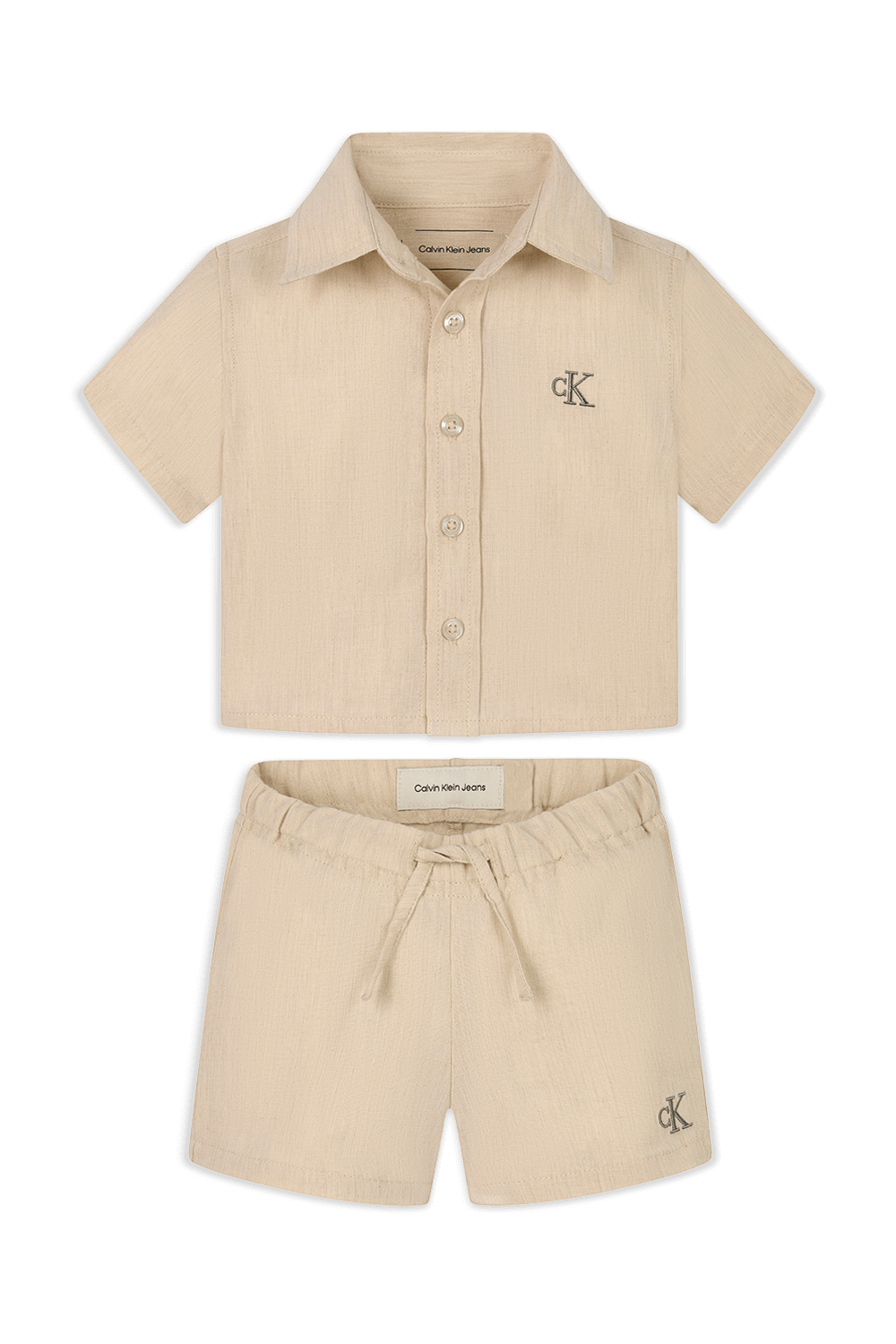 תמונה קידמית של סט חולצת כפתורים ומכנסיים קצרים