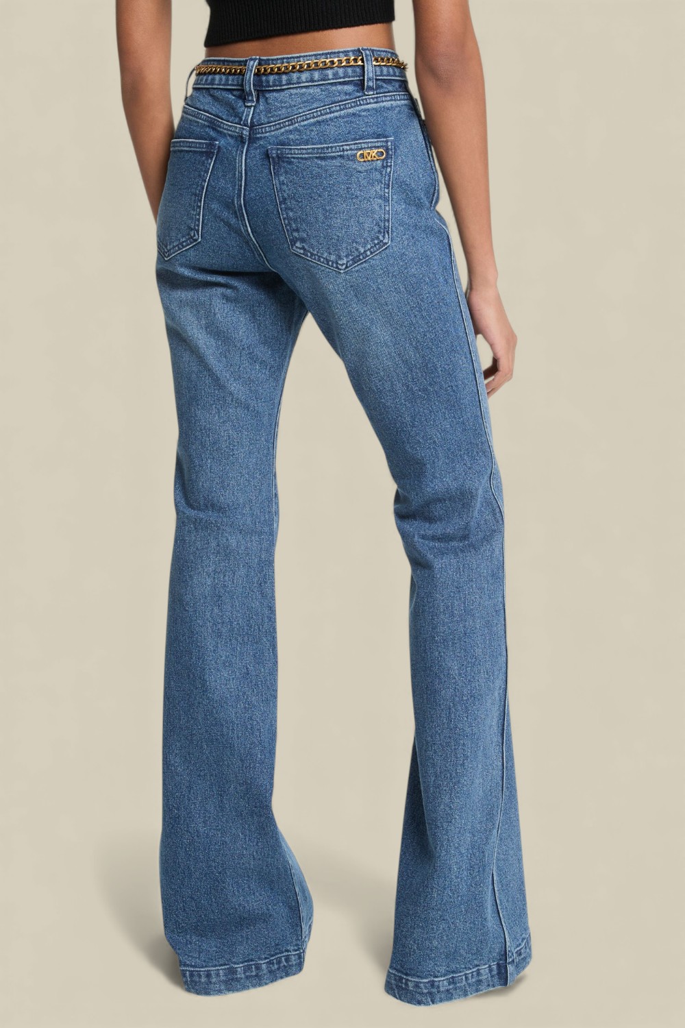 תמונת דוגמן אחורית של מכנסי ג'ינס מתרחבים עם חגורת שרשרת