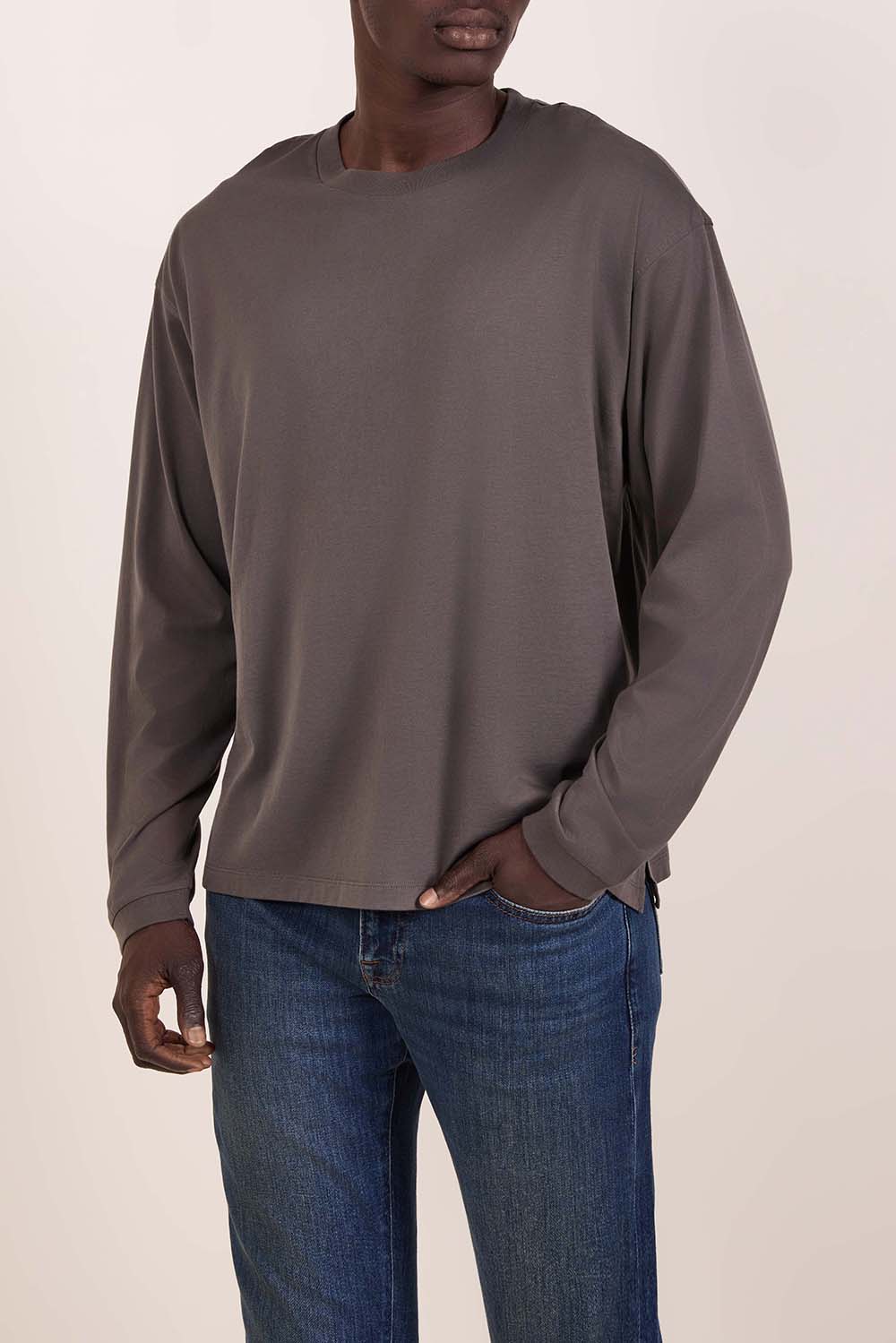 תמונת דוגמן קידמית של חולצת טי שרוול ארוך