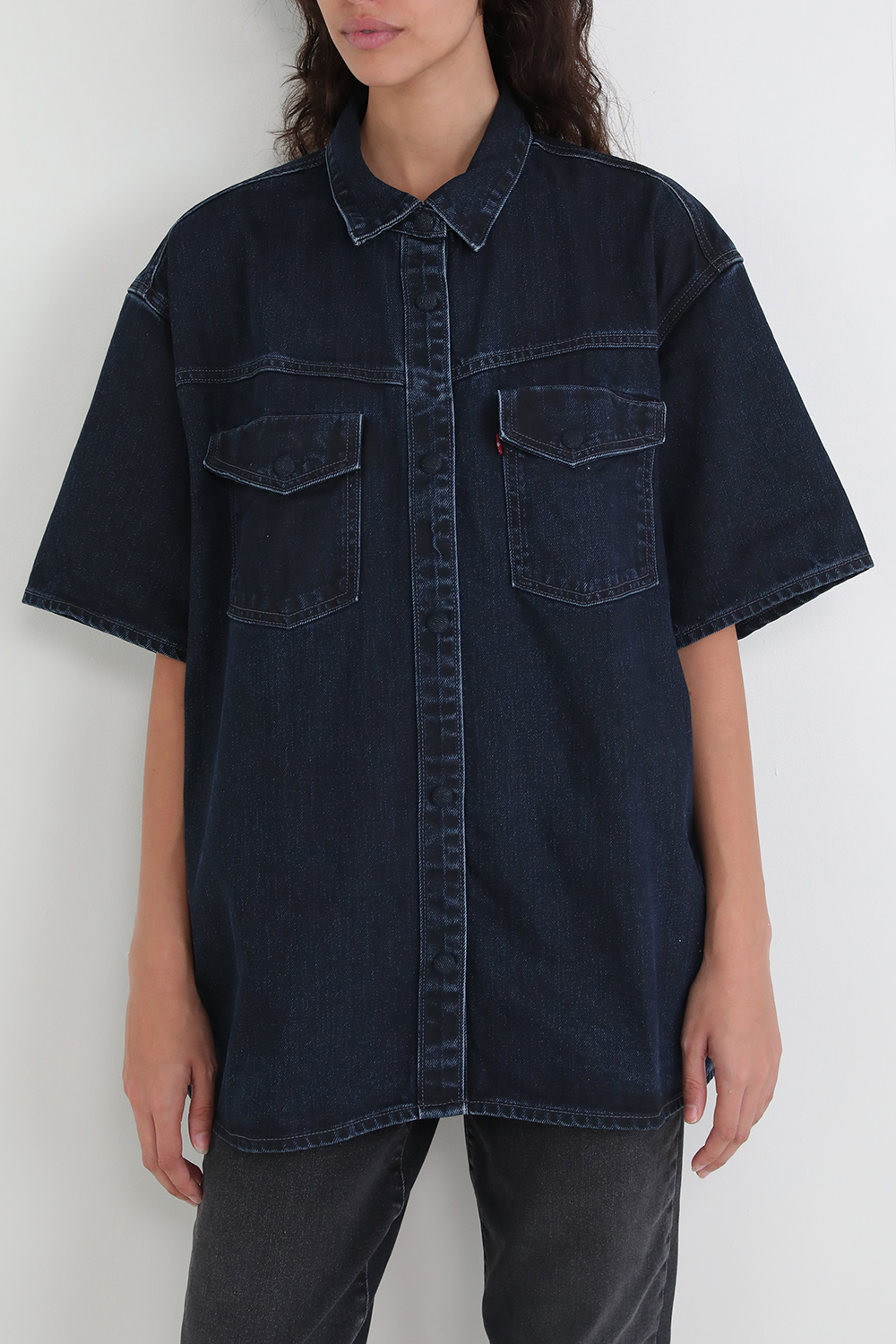 תמונת דוגמן קידמית של חולצת ג'ינס קצרה