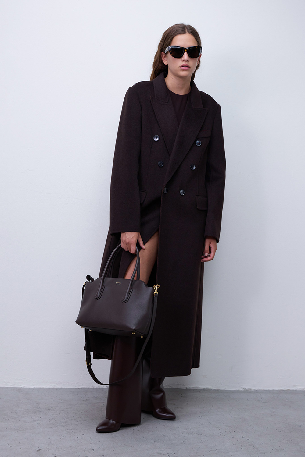 תמונת דוגמן קידמית של משקפי שמש עם מסגרת מרובעת