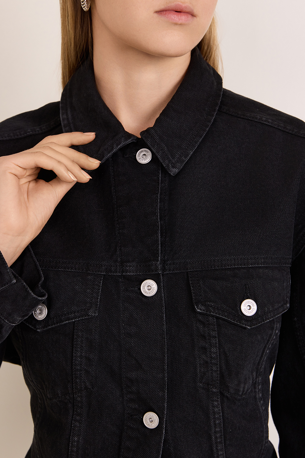 תמונת תקריב דוגמן של ז'קט ג'ינס