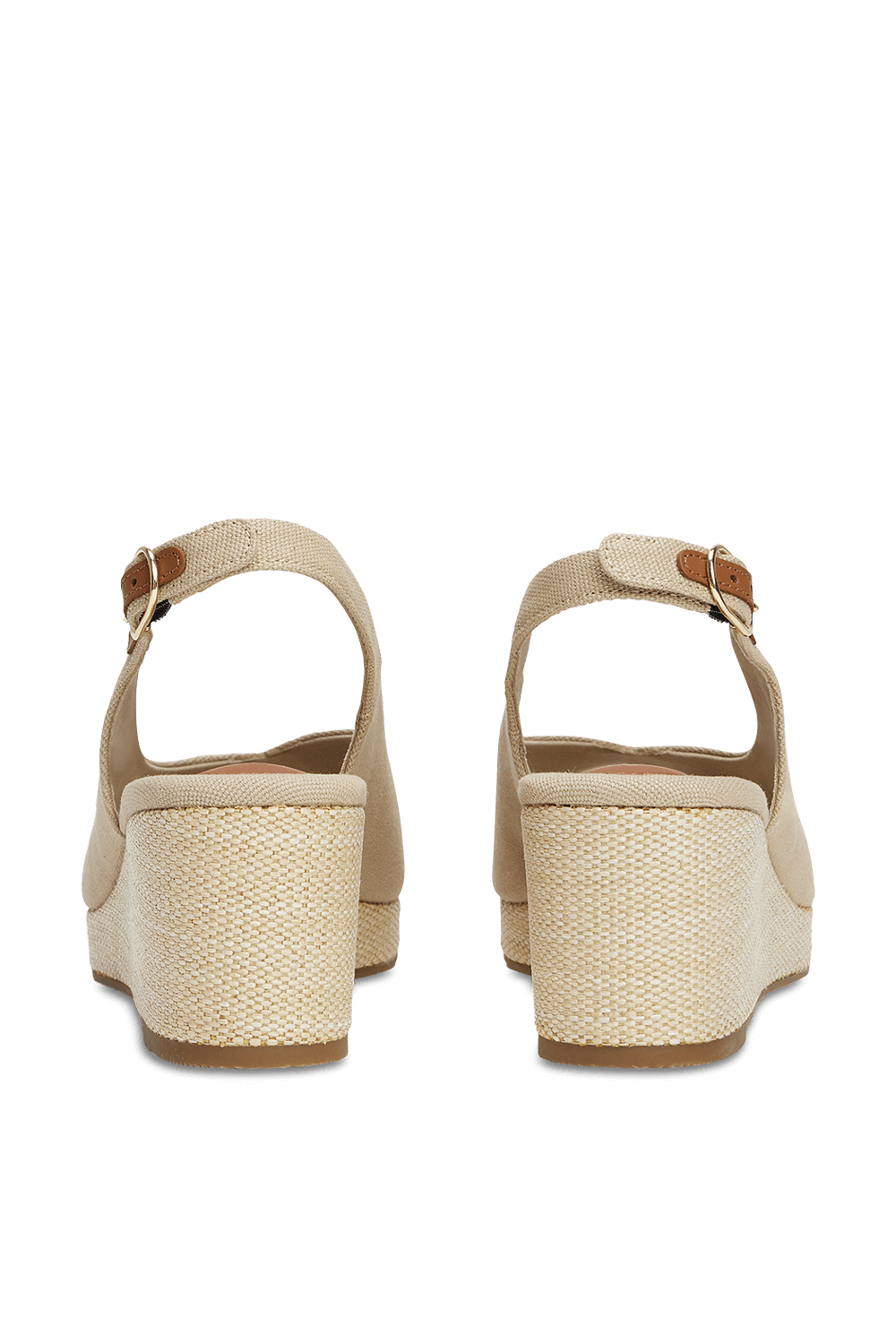 תמונת תקריב של נעלי עקב סלינג בק