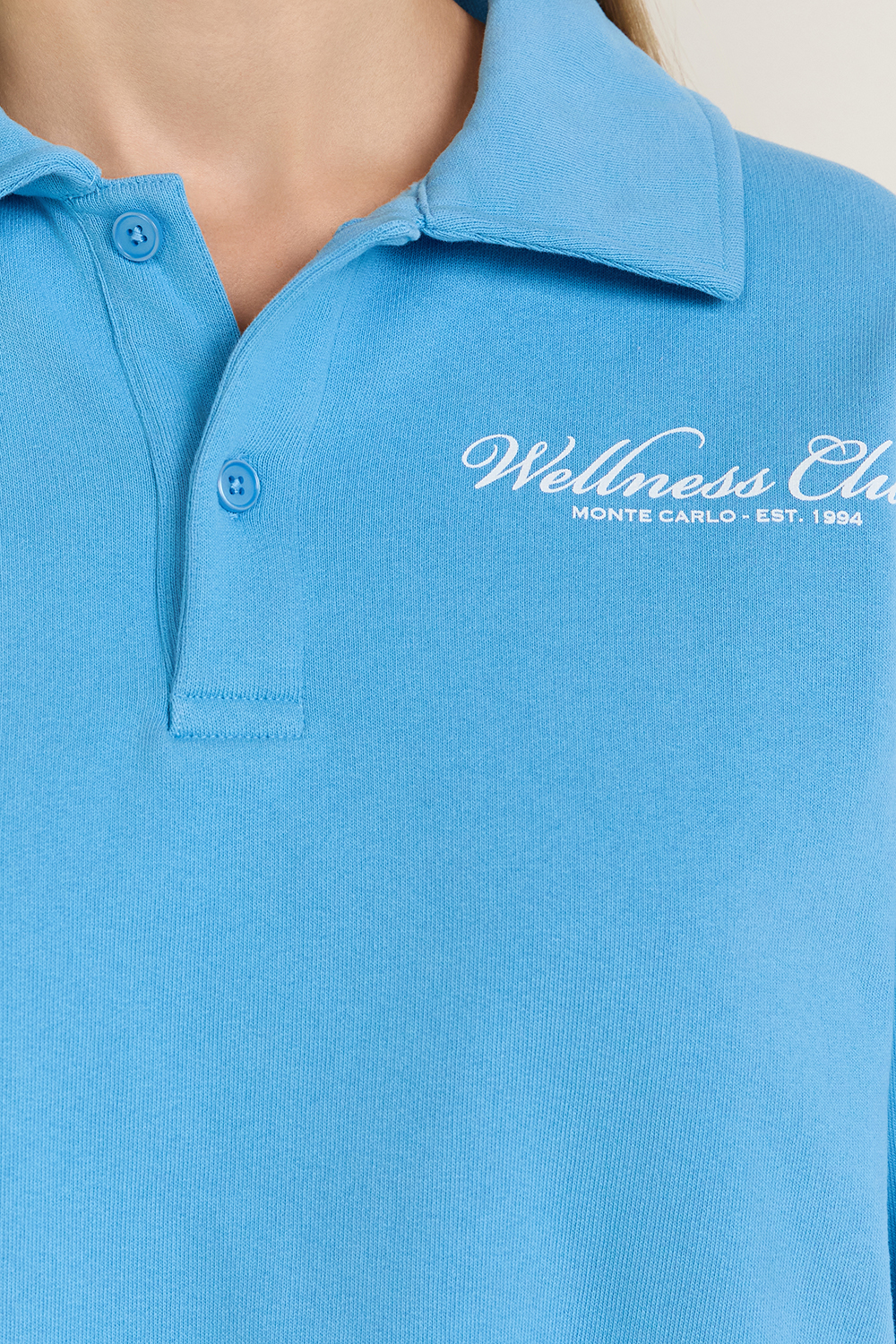 תמונת תקריב דוגמן של חולצת פולו וולנס קלאב