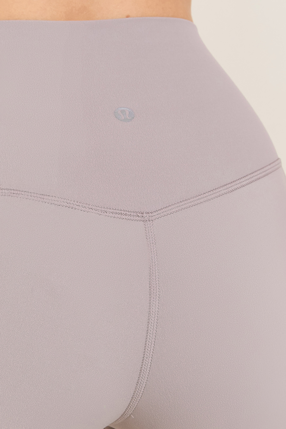 תמונת תקריב דוגמן של Align&trade; High-Rise Short 6