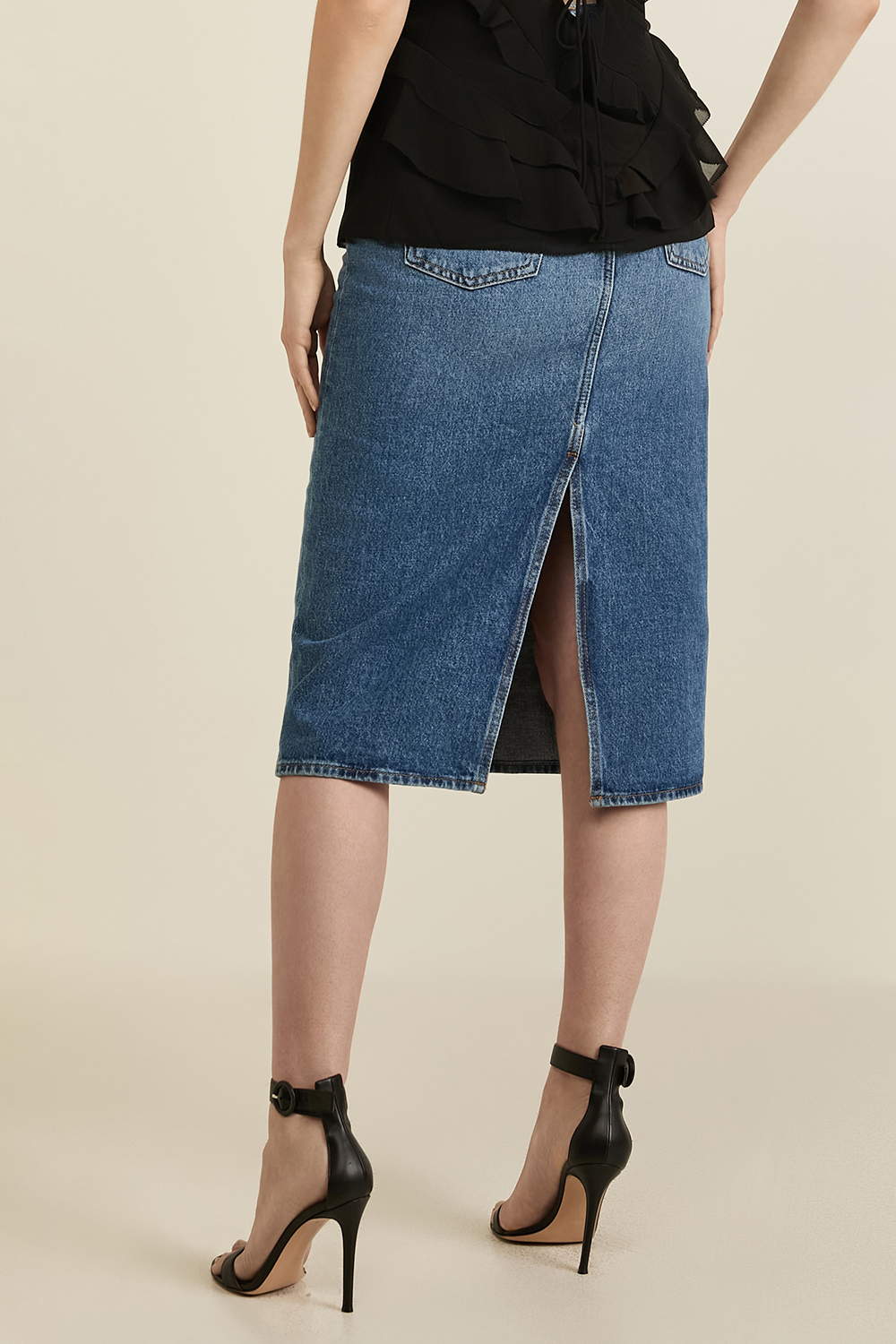 תמונת דוגמן אחורית של חצאית עיפרון