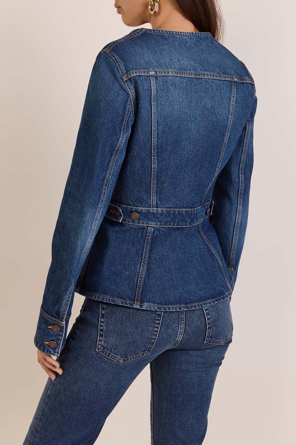 תמונת דוגמן אחורית של ז'קט ג'ינס