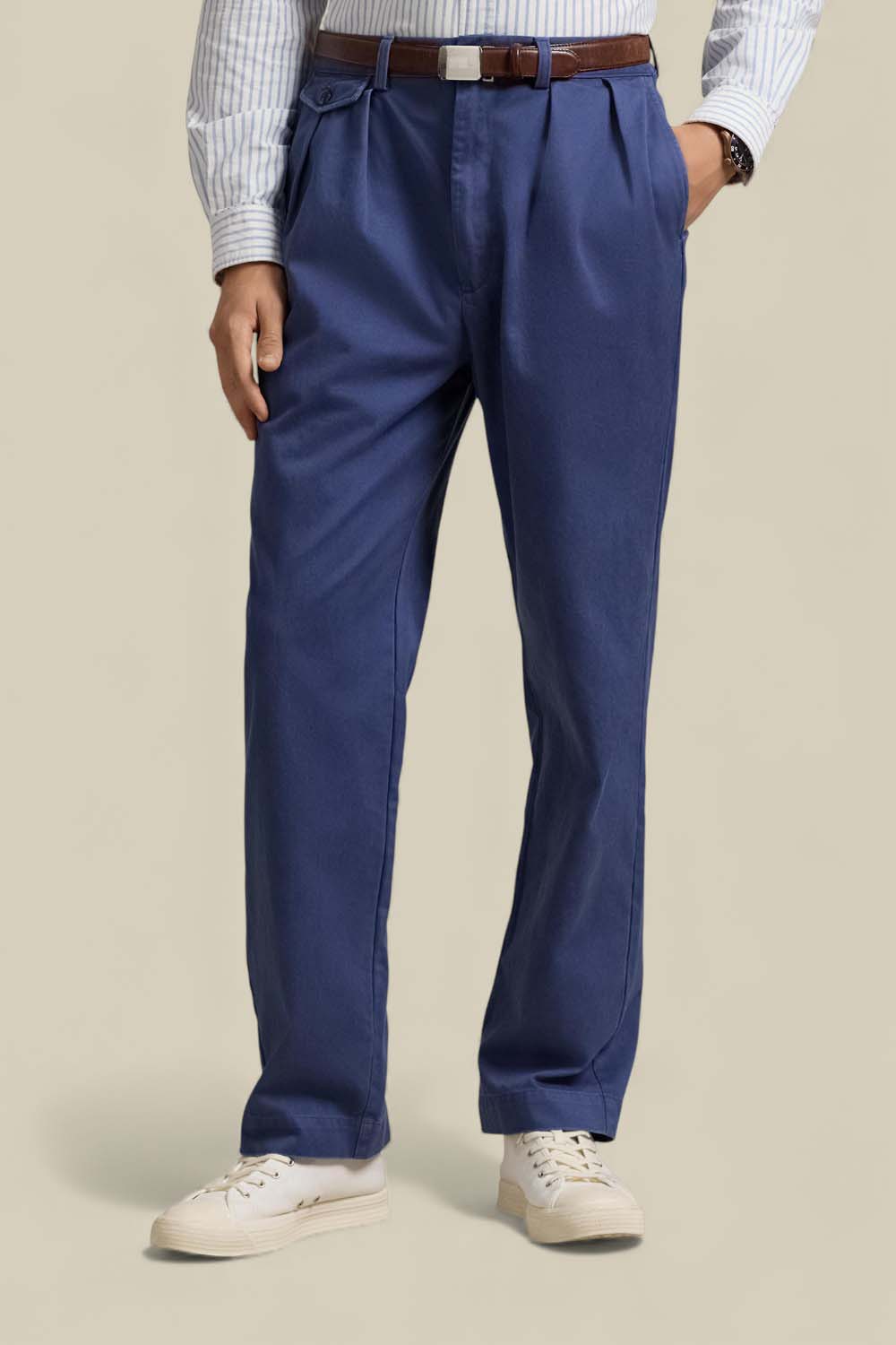 תמונת דוגמן קידמית של מכנסי צ'ינו