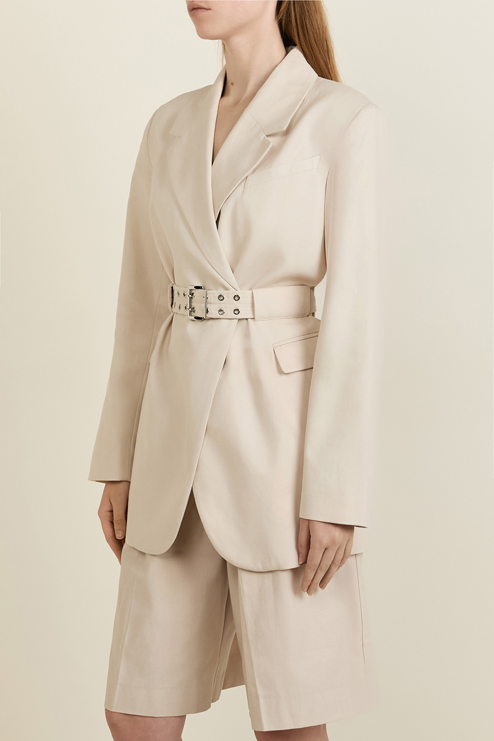 תמונת דוגמן קידמית של ז'קט מחוייט וחגורה