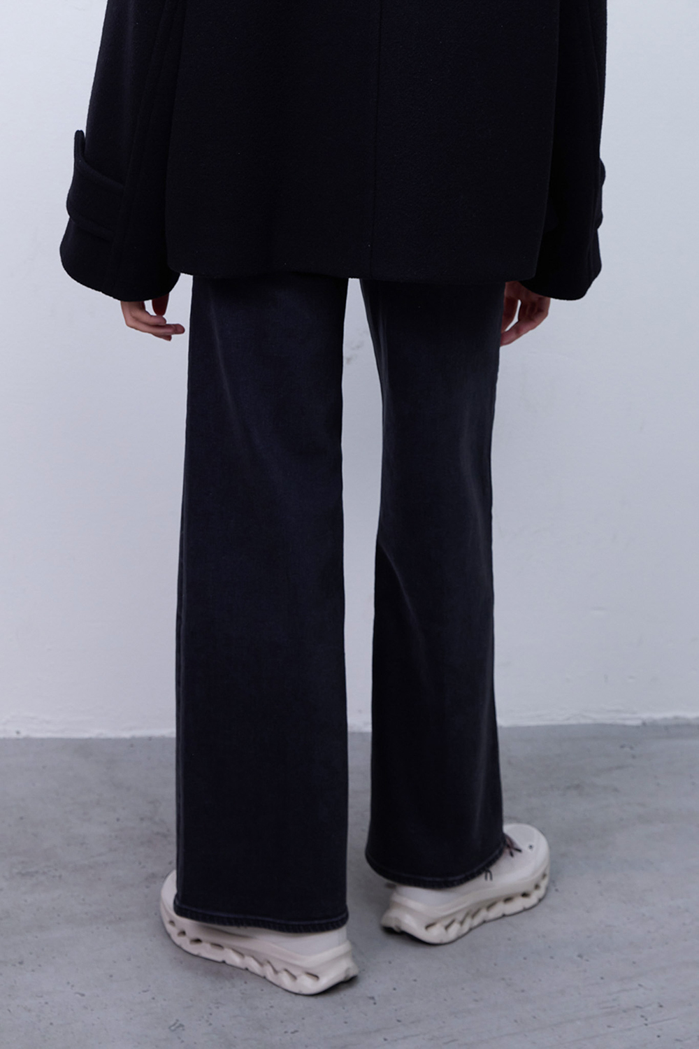 תמונת דוגמן אחורית של מכנסי ג'ינס מתרחבים