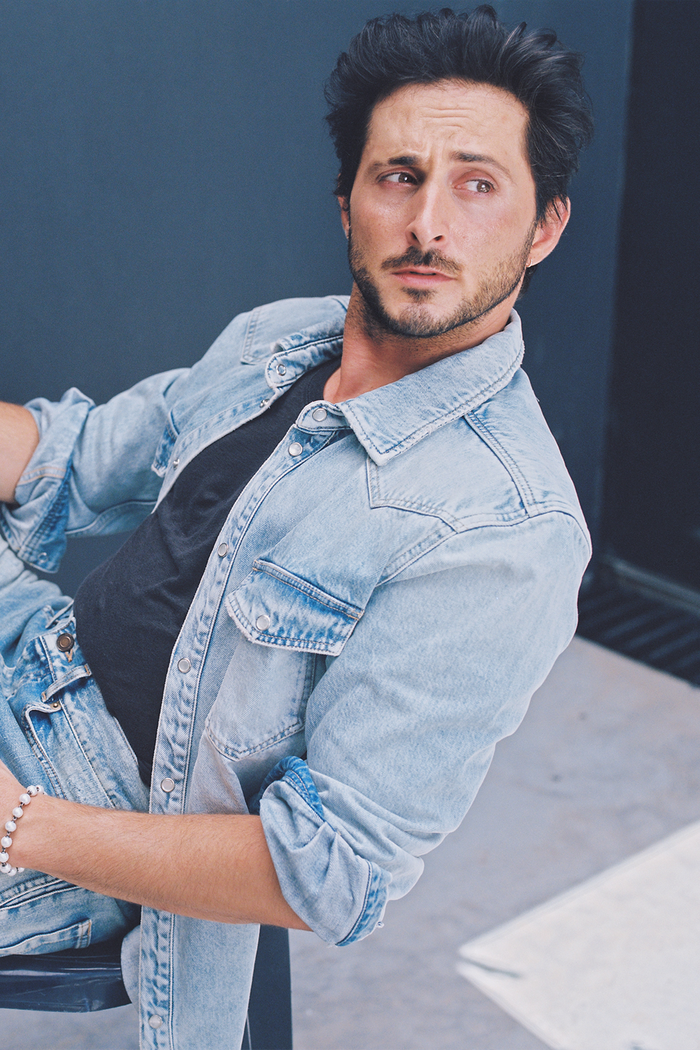 תמונת אווירה של חולצת דנים מכופתרת