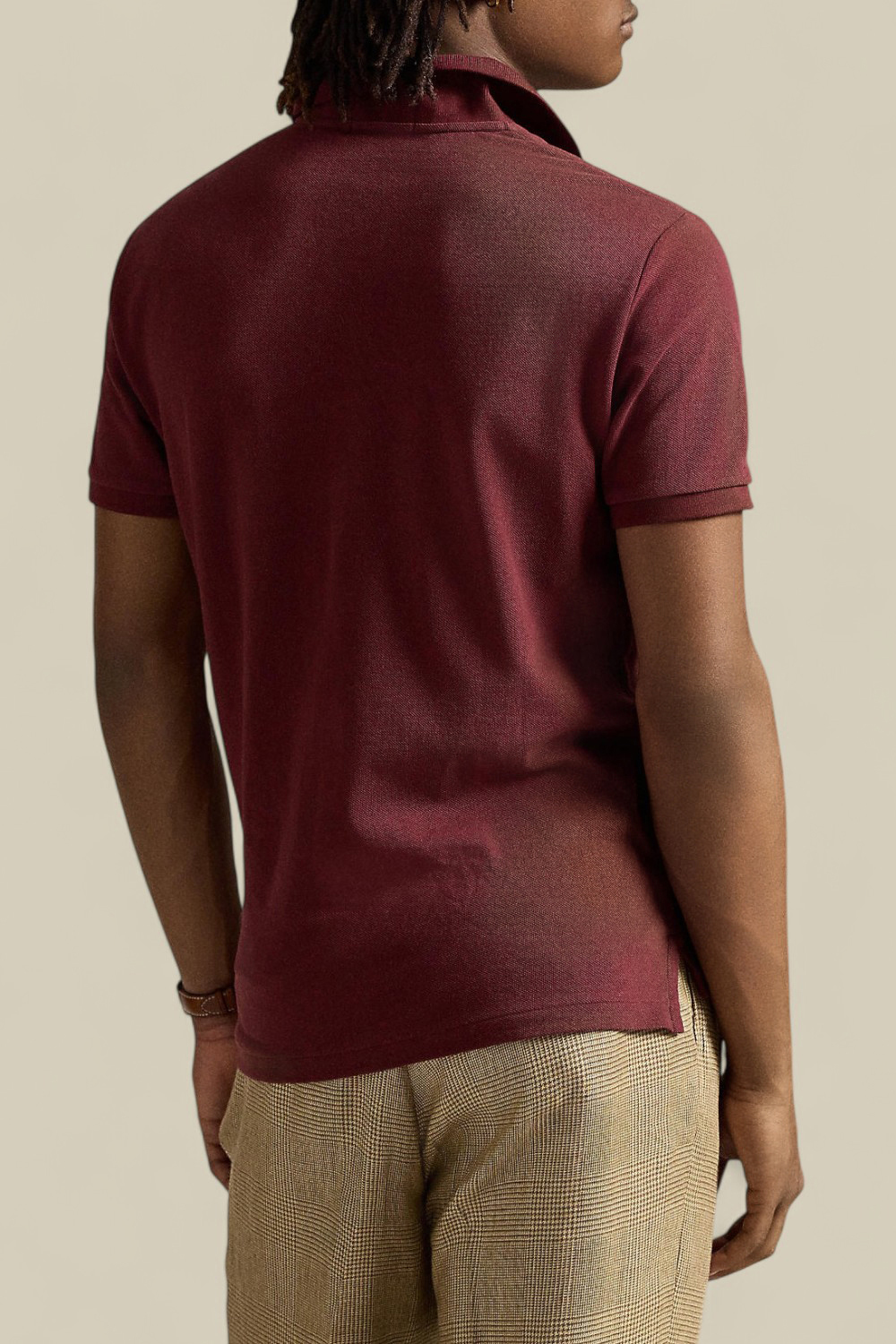 תמונת דוגמן אחורית של חולצת פולו