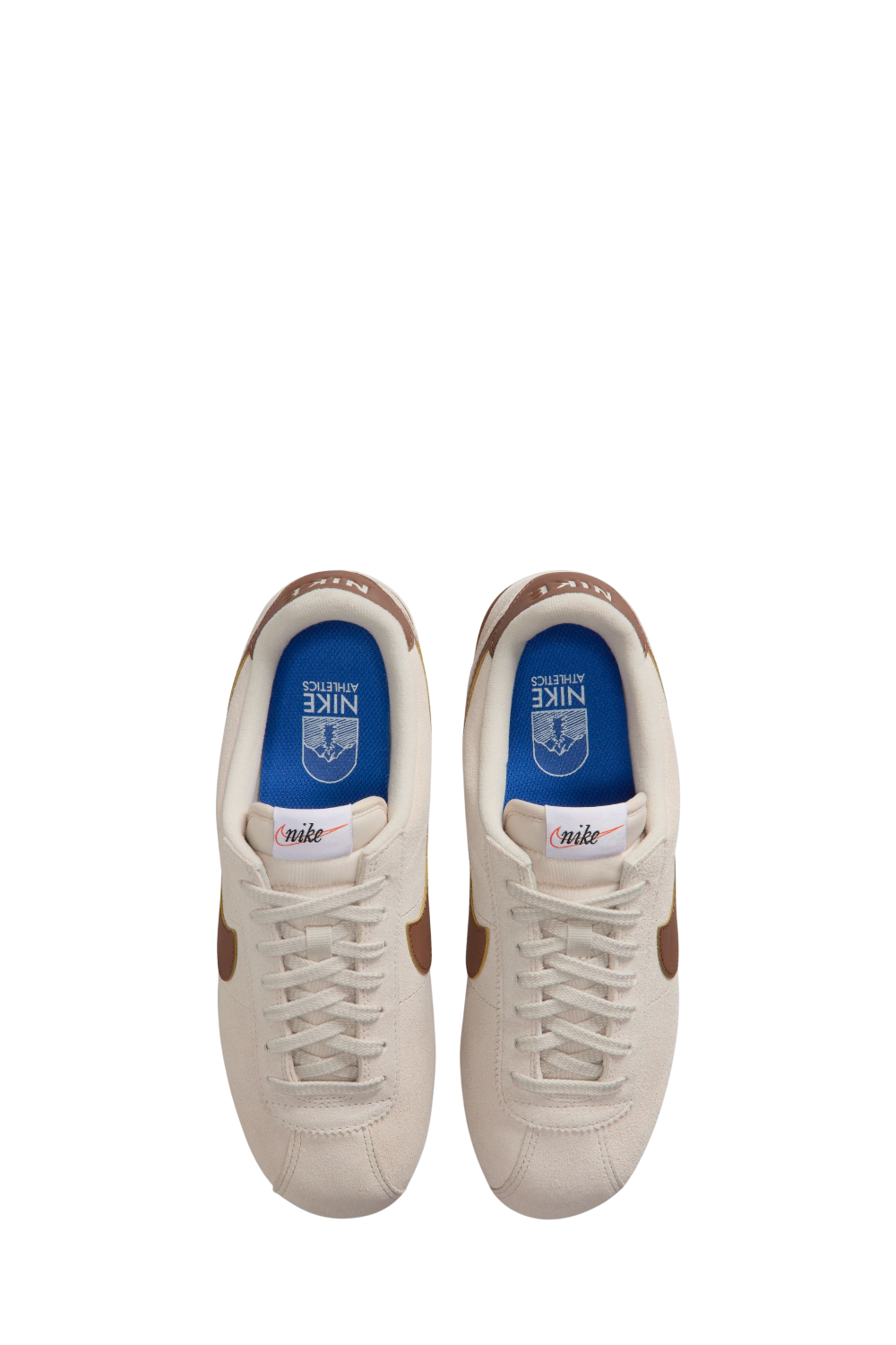 תמונת תקריב של נעלי סניקרס קורטז