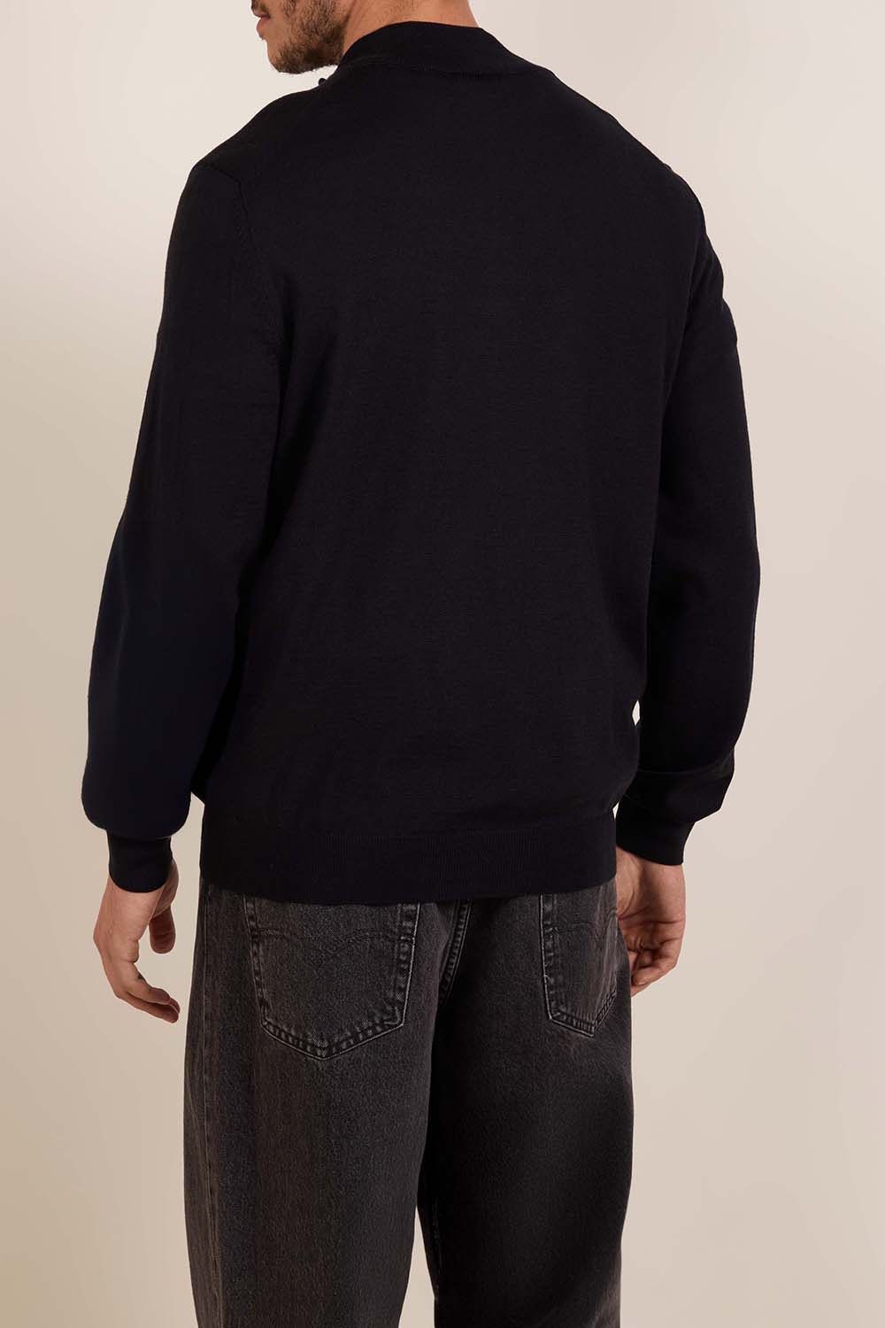 תמונת דוגמן אחורית של סריג צמר