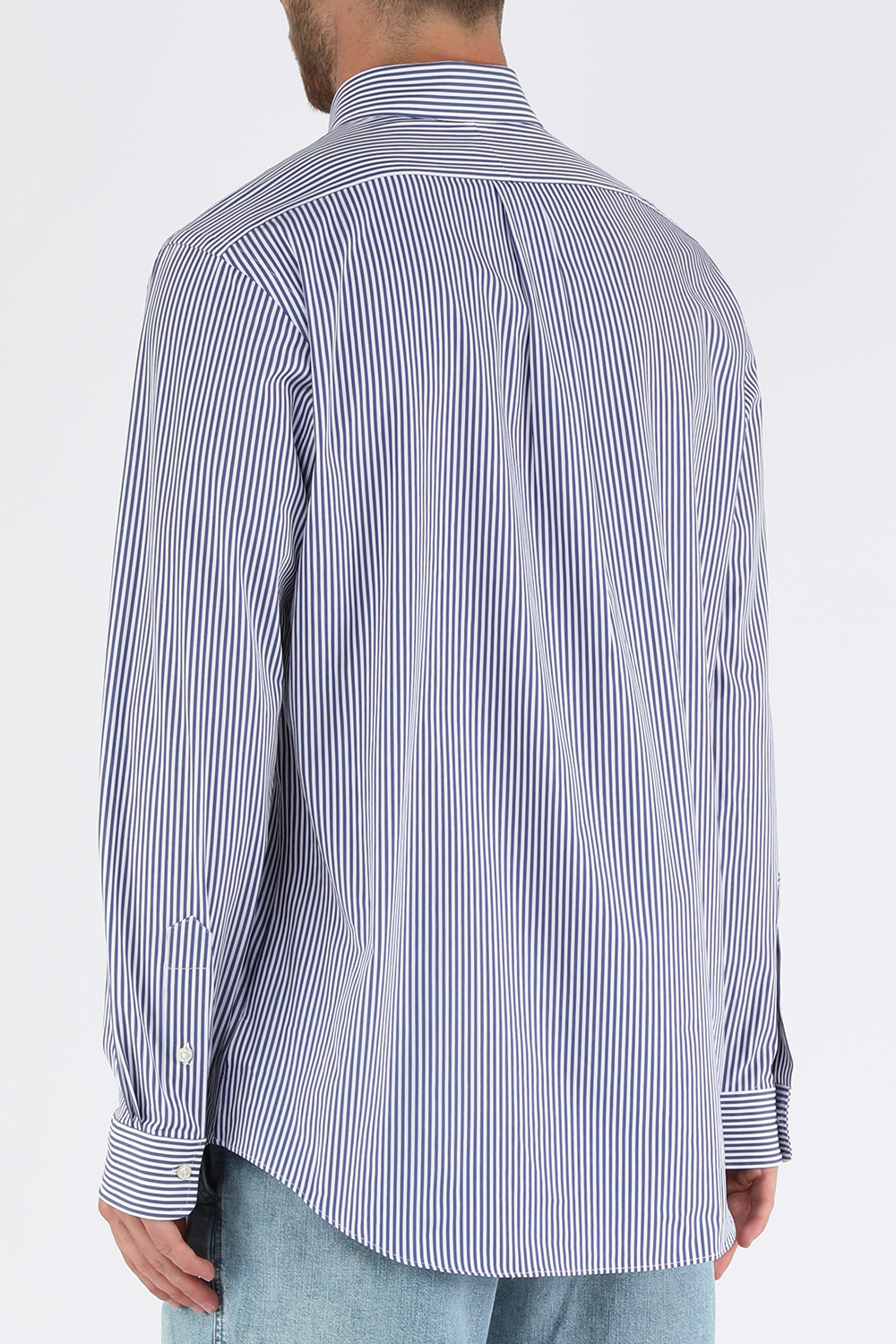 תמונת דוגמן אחורית של חולצת כותנה מכופתרת עם לוגו רקום