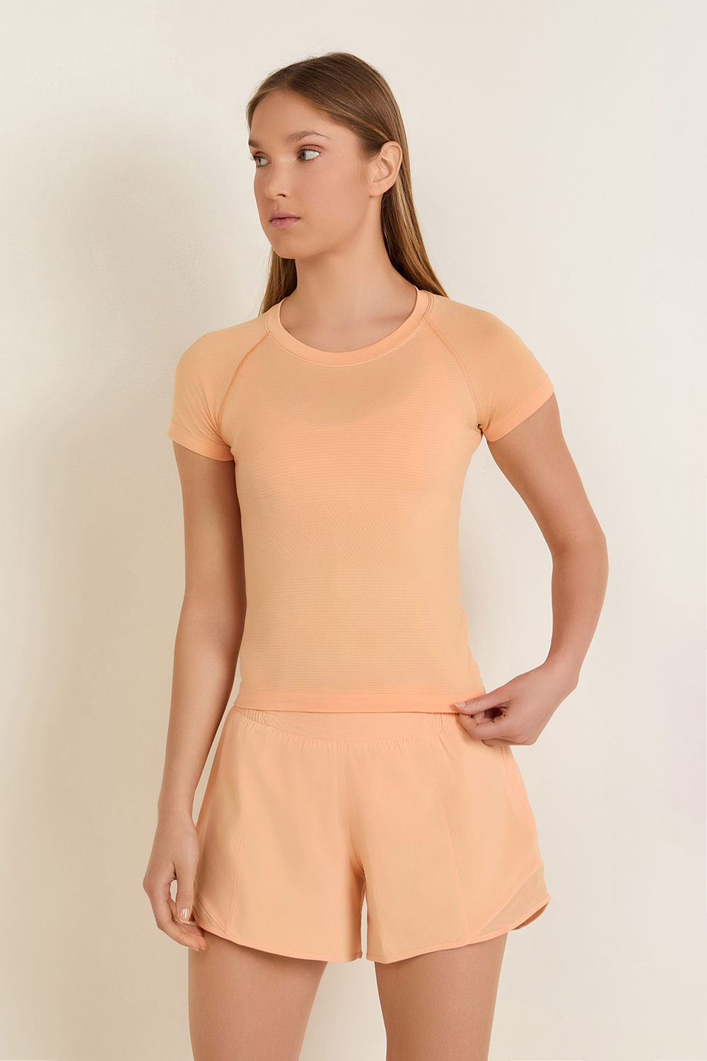 תמונת דוגמן קידמית של Swiftly Tech Short Sleeve Shirt 2.0 Race