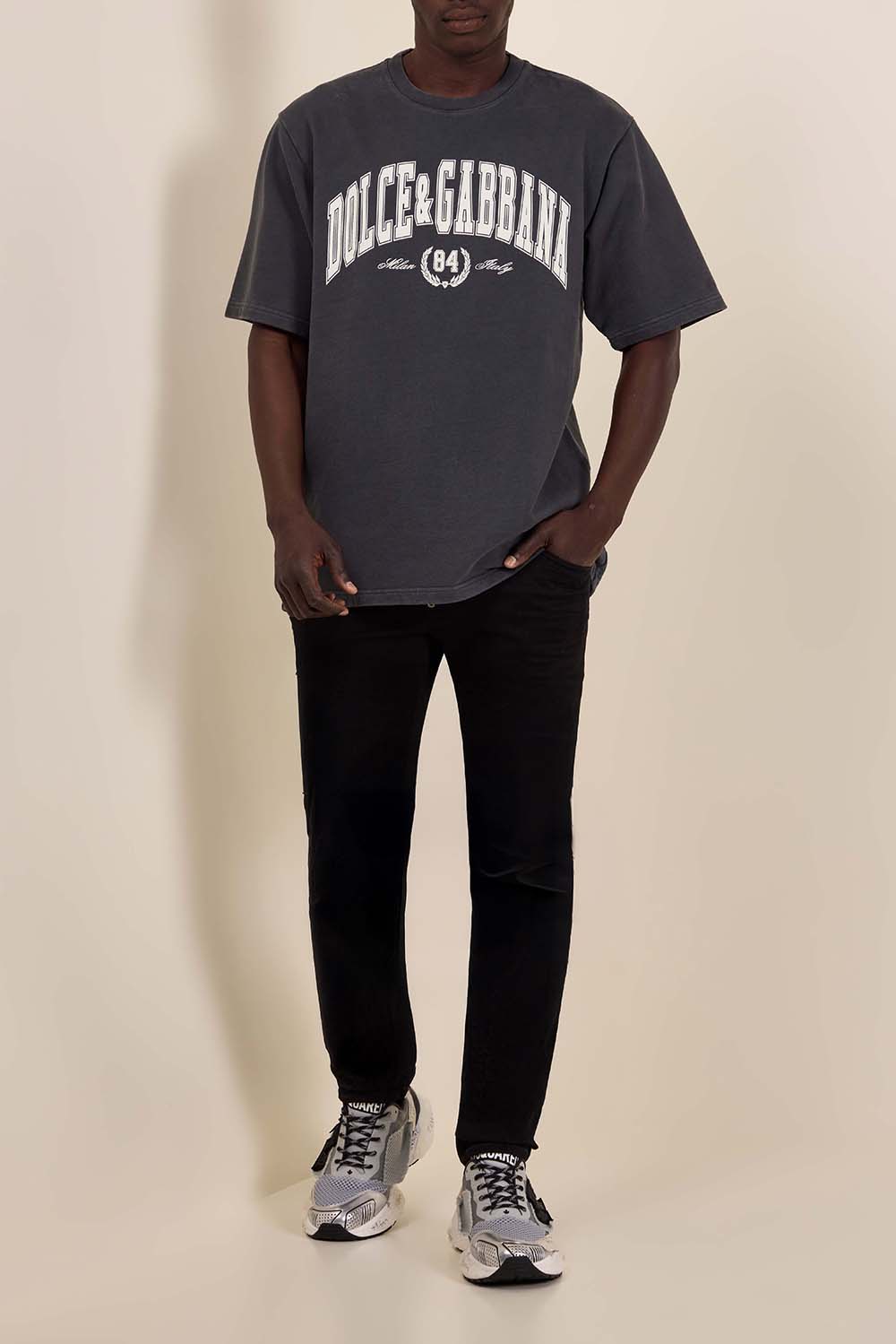 תמונת דוגמן קידמית של נעלי סניקרס פאסטר