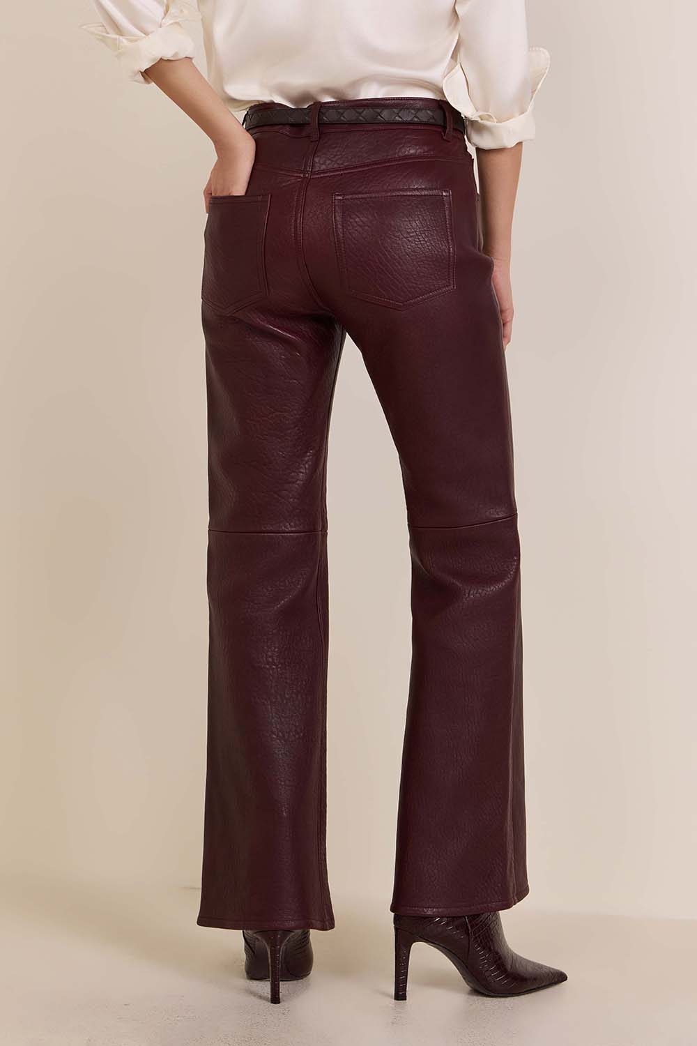 תמונת דוגמן אחורית של מכנסי עור מתרחבים