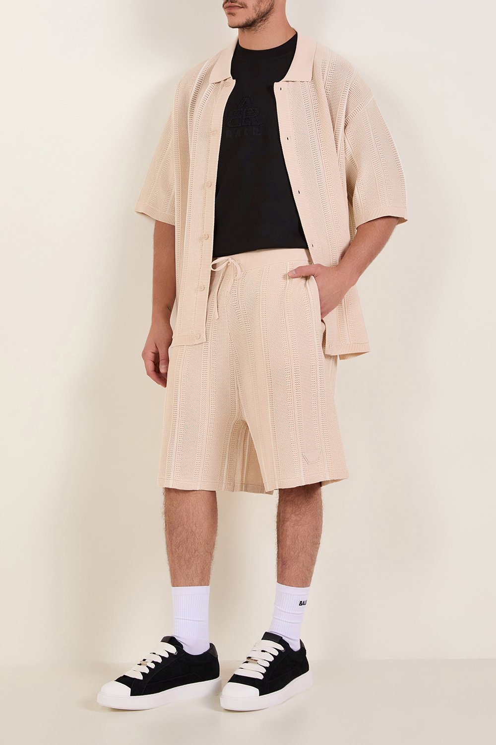 תמונת דוגמן קידמית של נעלי סניקרס