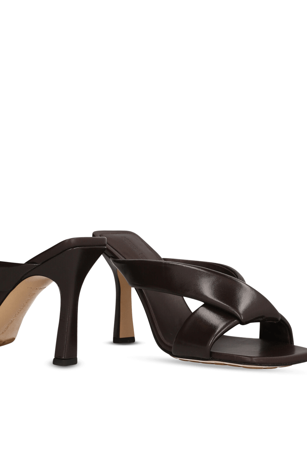 תמונת תקריב של כפכפי עקב סליידס