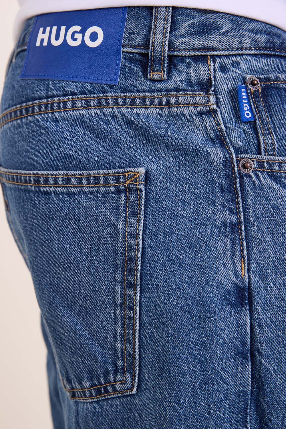 תמונת תקריב דוגמן של מכנסי ג'ינס