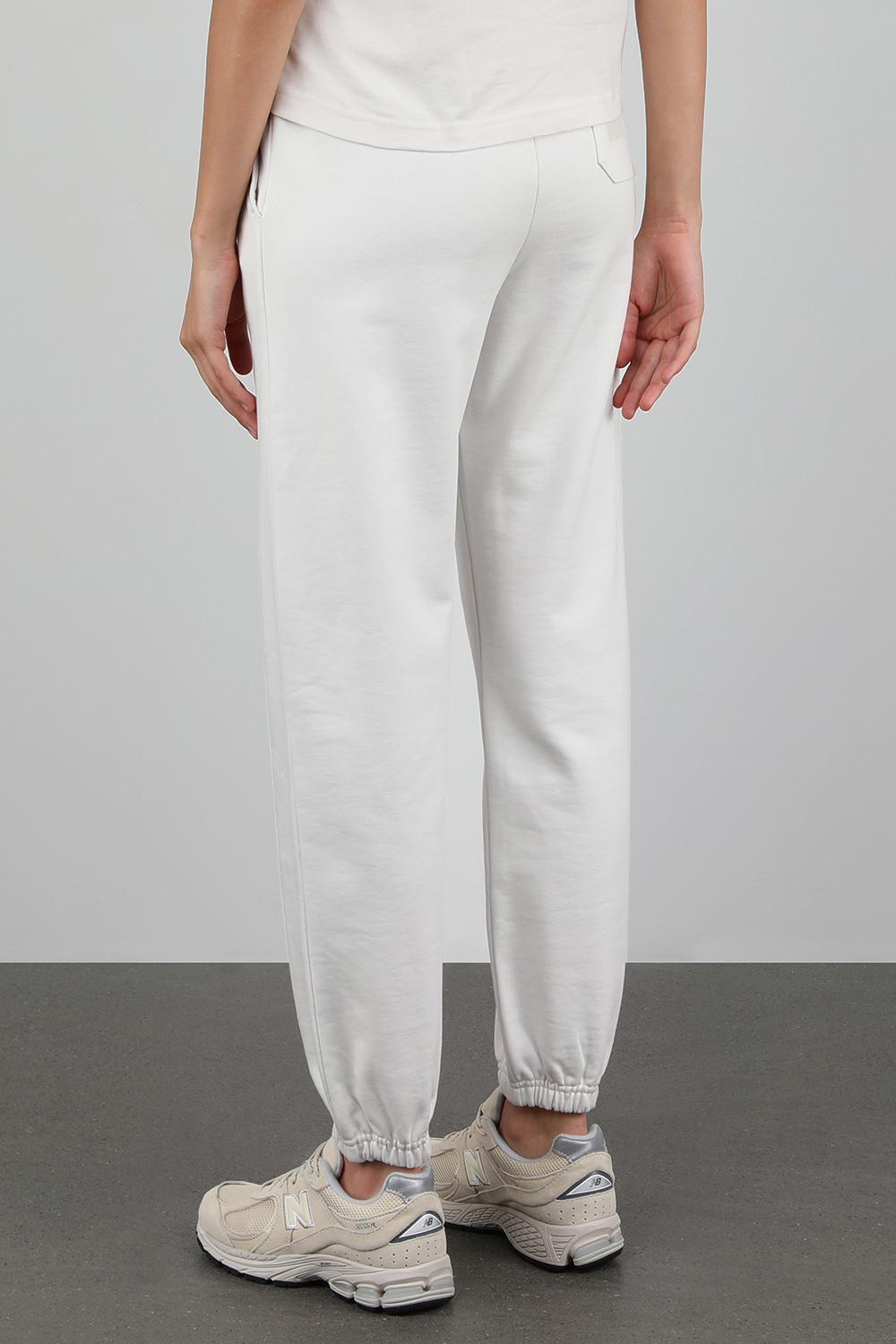 תמונת דוגמן אחורית של מכנסי טרנינג לבנים
