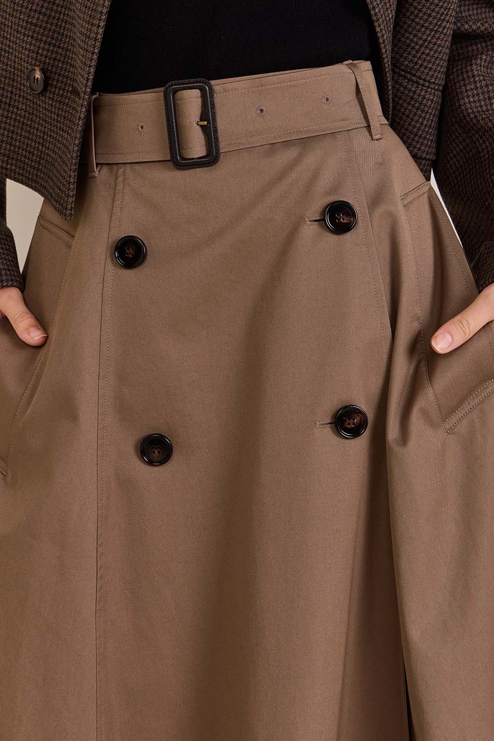 תמונת תקריב דוגמן של חצאית מידי טרנץ'