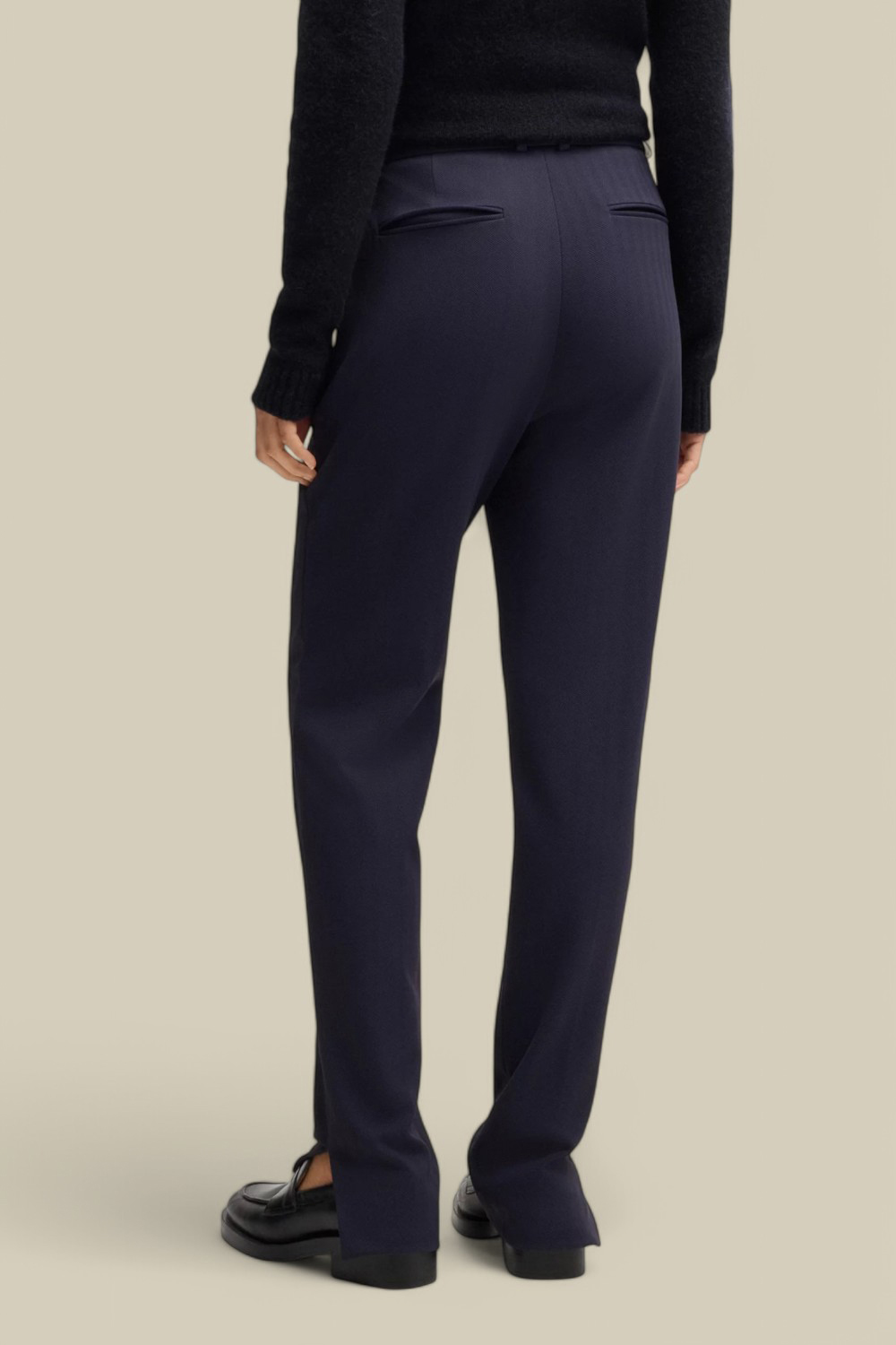 תמונת דוגמן אחורית של מכנסיים מחוייטים סלים פיט