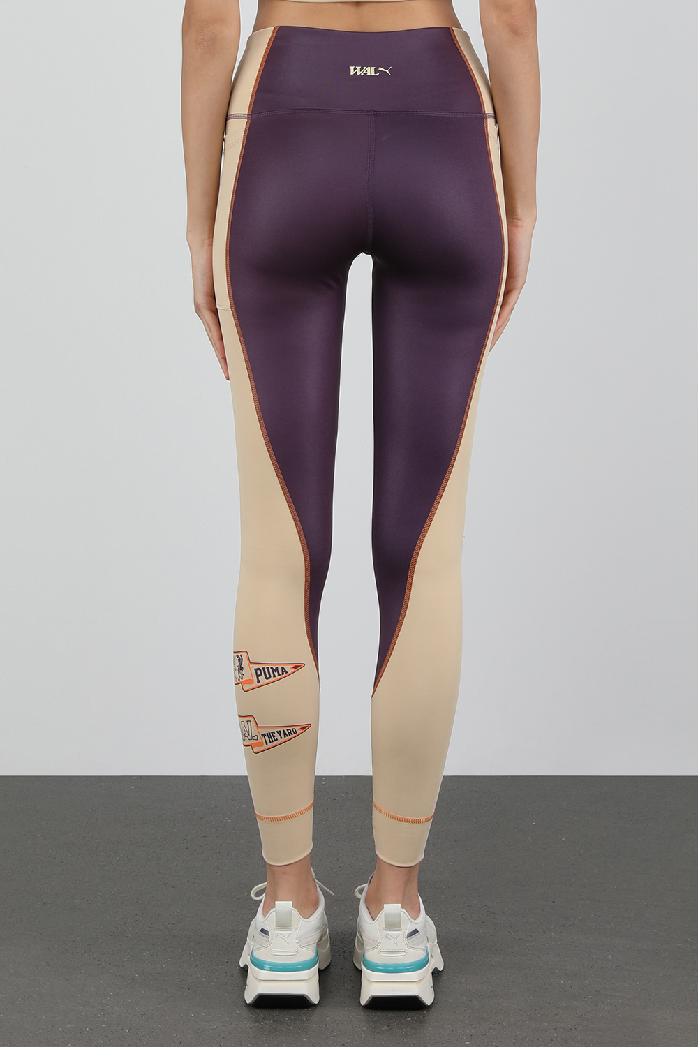 תמונת דוגמן אחורית של מכנסי טייץ סגולים עם שרוכים כתומים