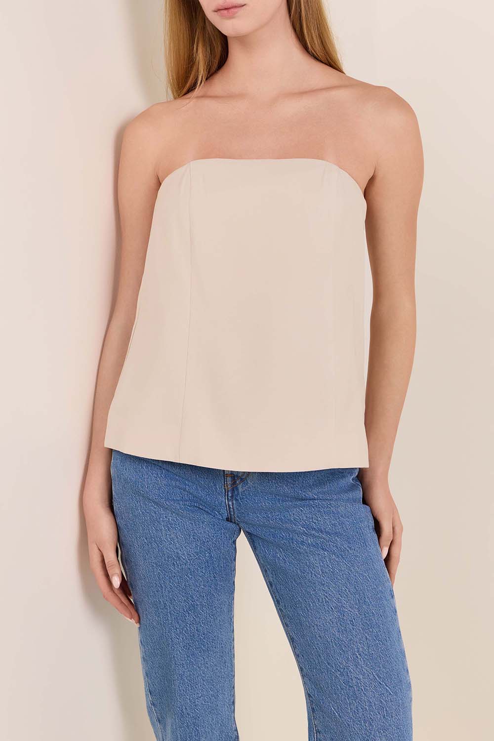 תמונת דוגמן קידמית של חולצת סטרפלס